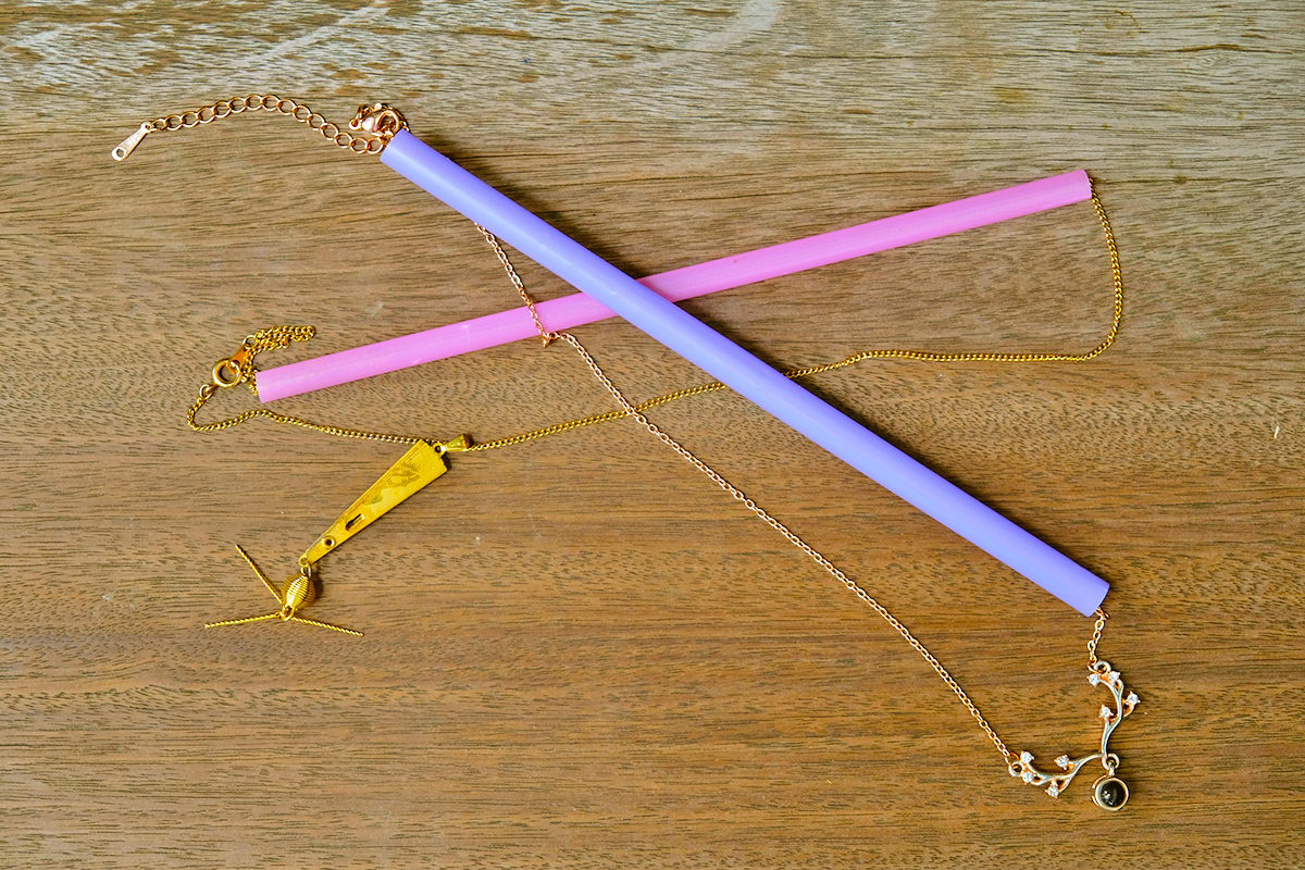 Necklace in a straw travel hack